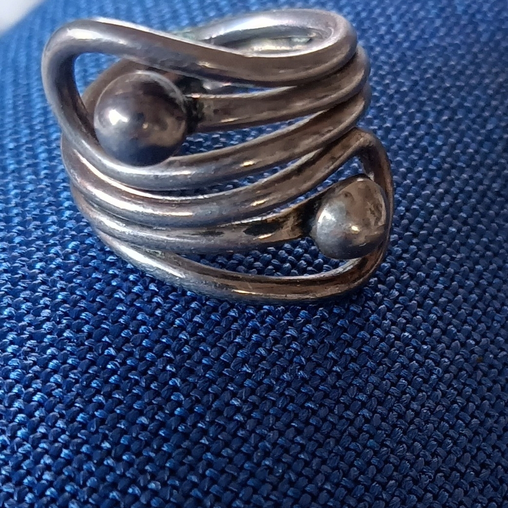 Elegant Silver Swirl Ring - Picture 2 of 5